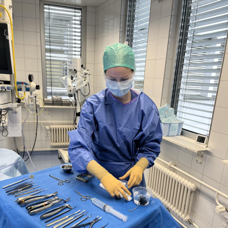 Lara bei Vorbereitungen im Opersationssaal